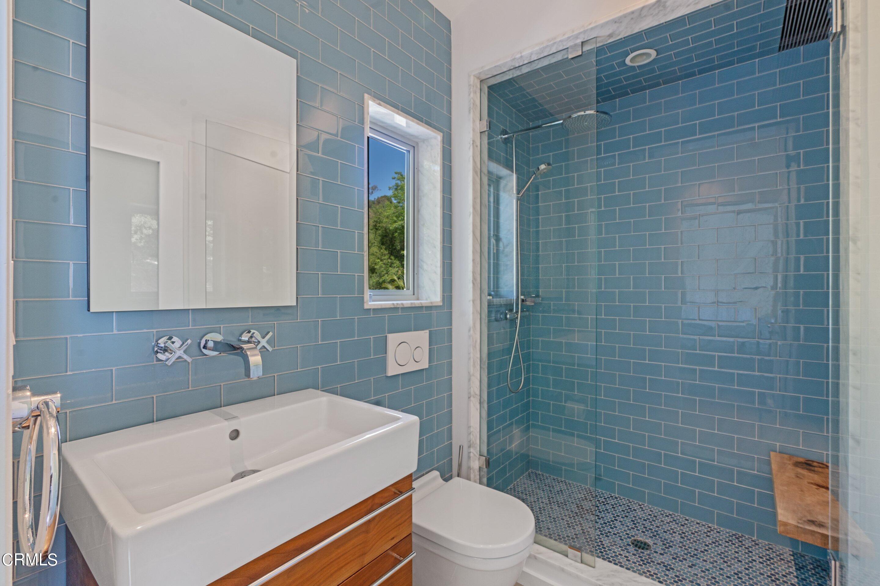 1460 Linda Ridge Road Pasadena, CA 91105 - Photo 41 of 63 a bathroom with a sink a toilet and shower