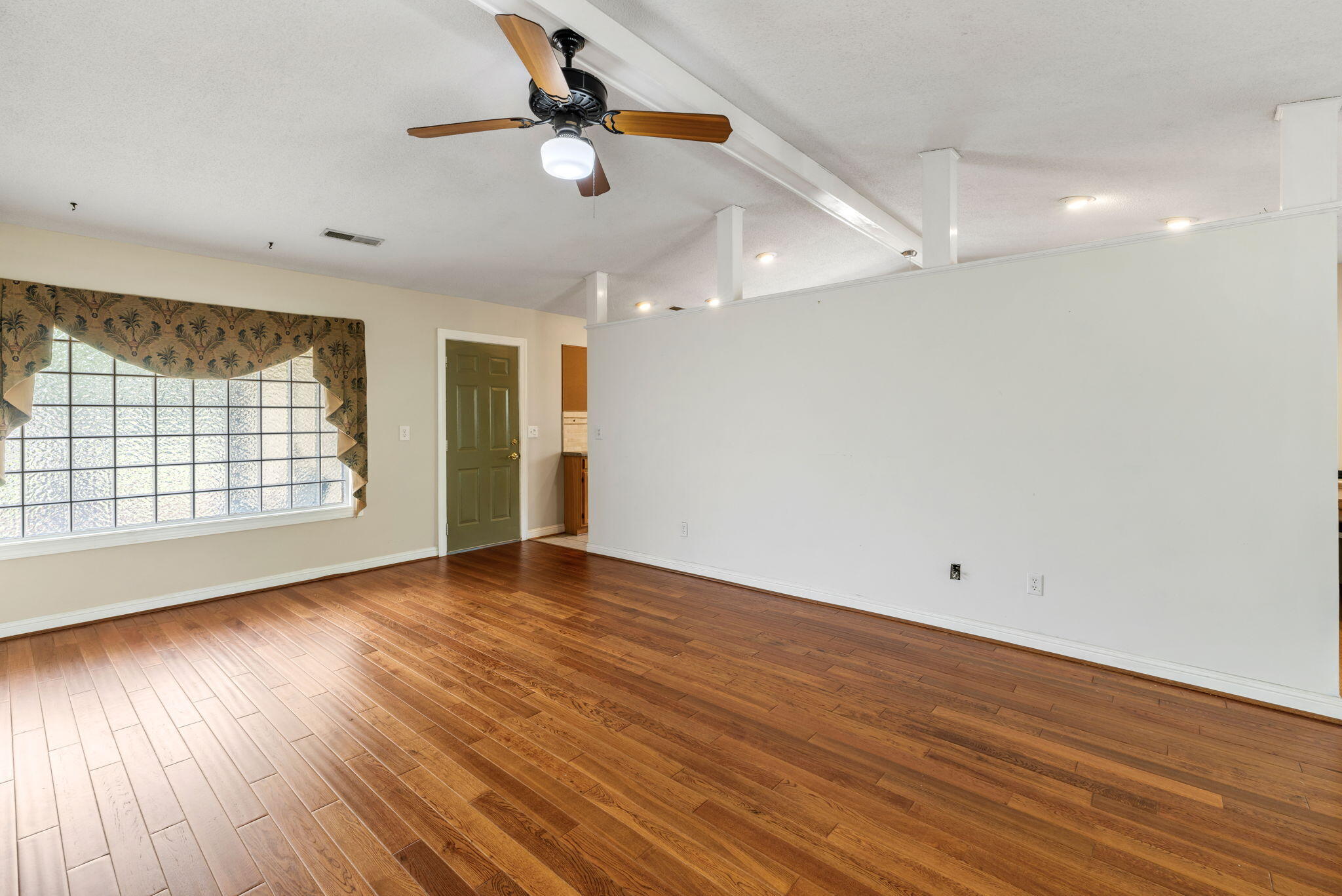 1614 Lauda Drive Mount Pleasant, SC 29464 - Photo 4 of 40 Family room