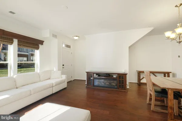 $3,300 | 123 Copley Circle, Unit 35A, Gaithersburg, MD 20878