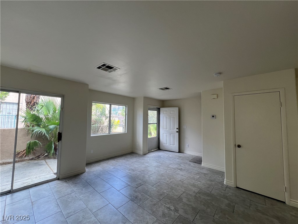 5586 Lago Court Las Vegas, NV 89118 - Photo 5 of 33