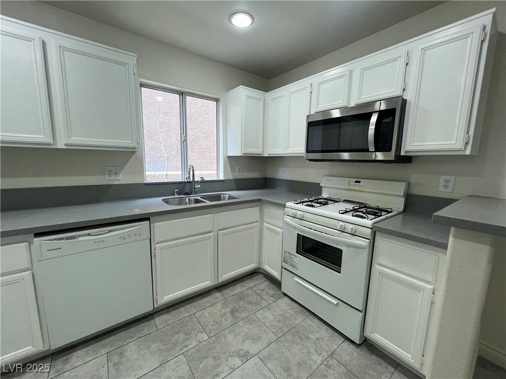 5586 Lago Court Las Vegas, NV 89118 - Photo 8 of 33