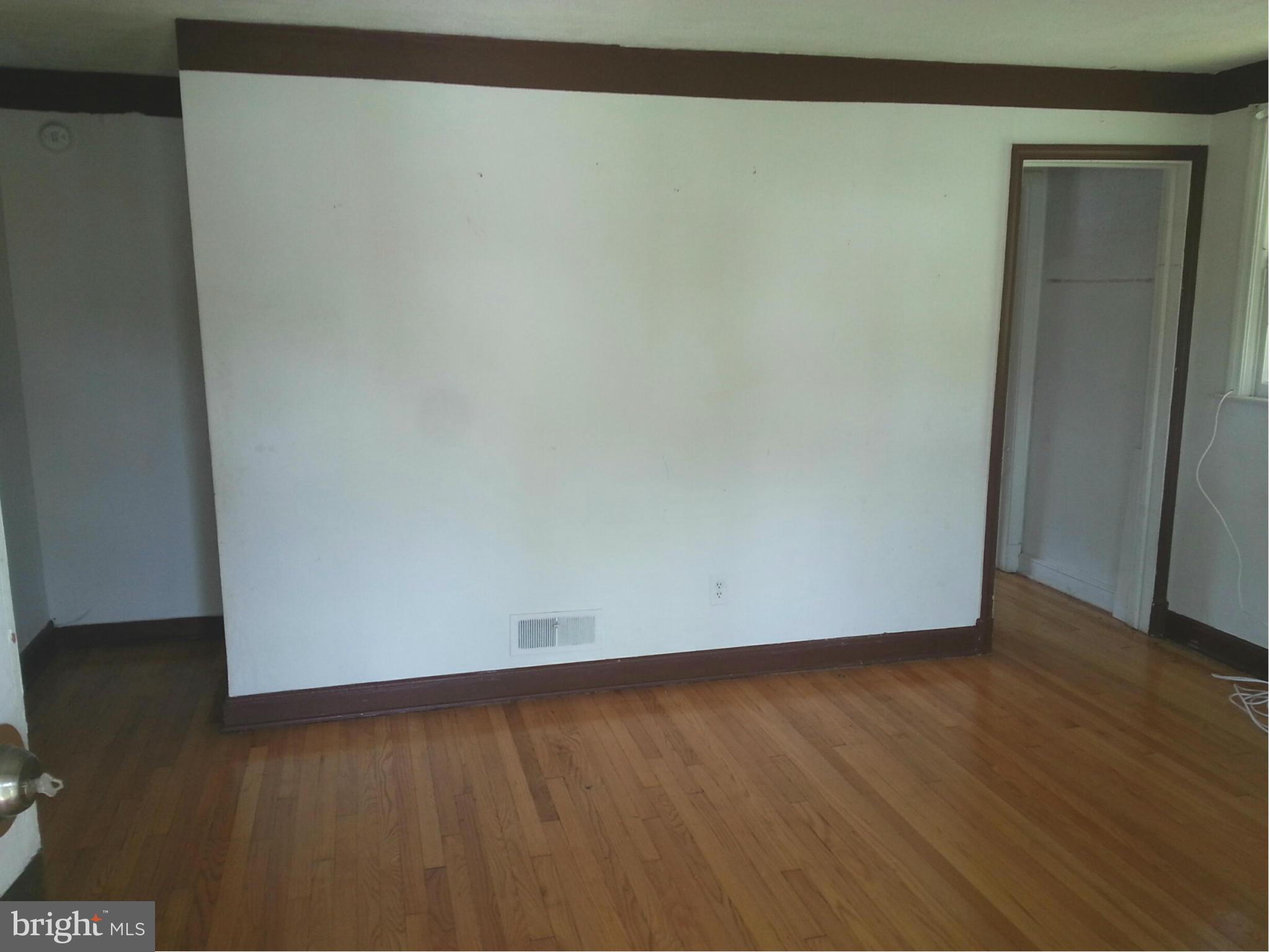 735 Bethnal Road Baltimore, MD 21229 - Photo 6 of 26 Living Room