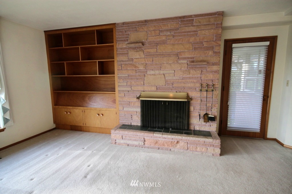 528 Edmonds Avenue Northeast Renton, WA 98056 - Photo 3 of 25