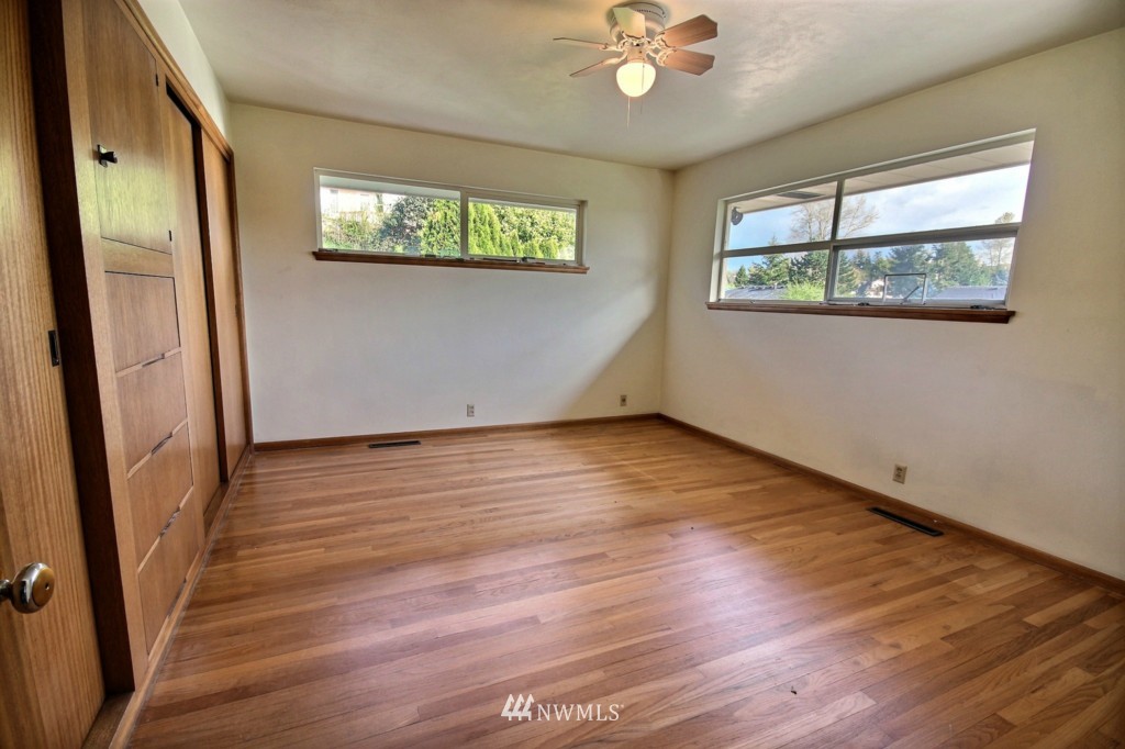 528 Edmonds Avenue Northeast Renton, WA 98056 - Photo 8 of 25