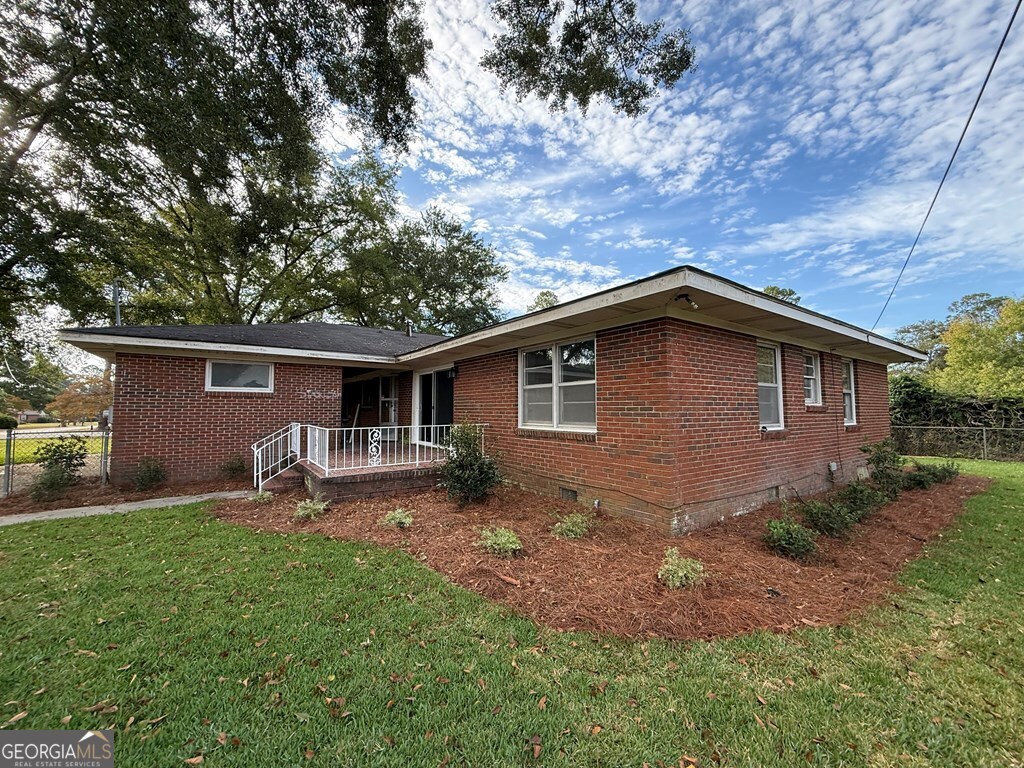412 Roberson Street Dublin, GA 31021 - Photo 11 of 54 a backyard of a house with table and chairs