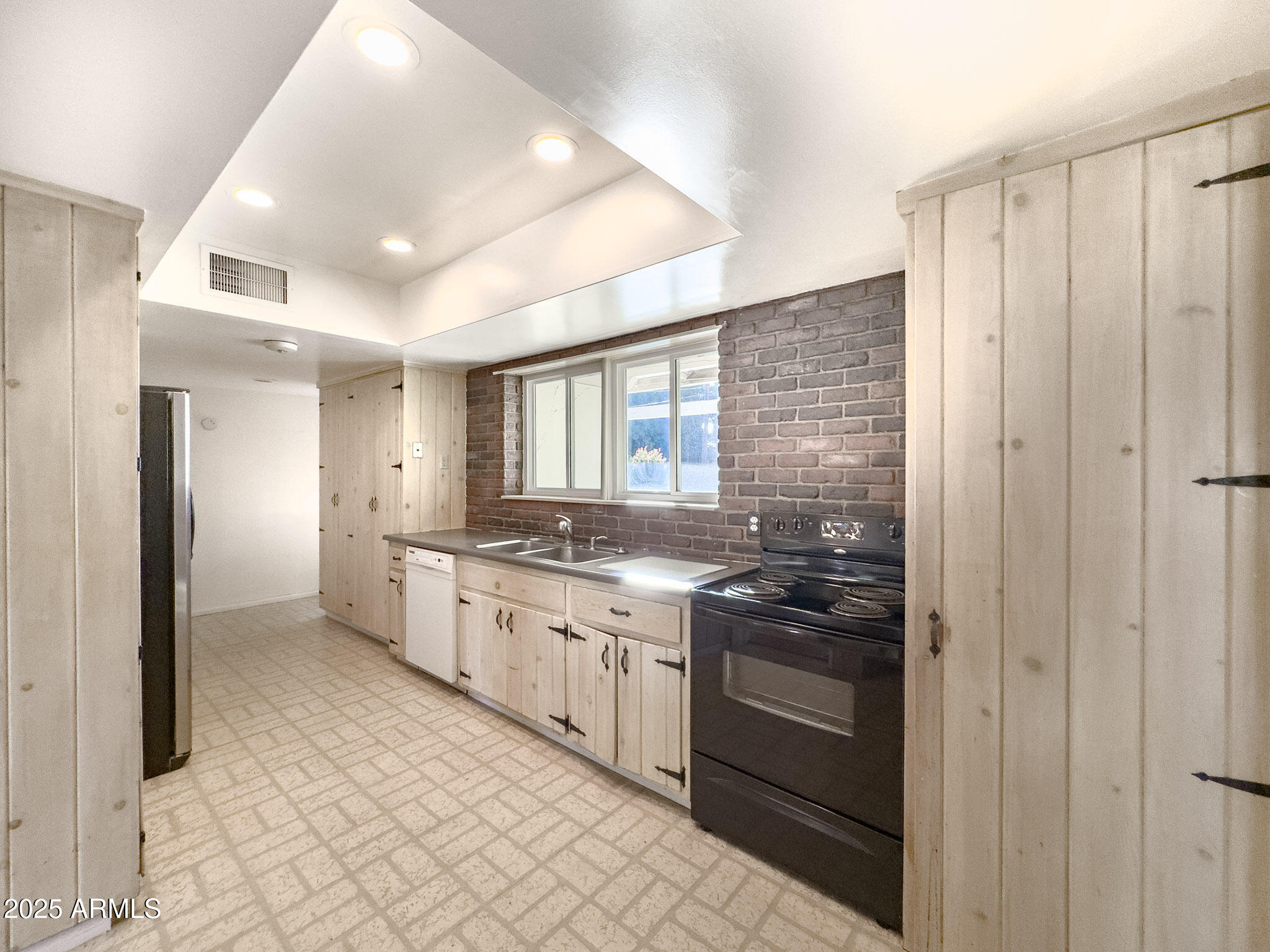 41 East Myrtle Avenue Phoenix, AZ 85020 - Photo 10 of 37 a kitchen with stainless steel appliances granite countertop a stove and a refrigerator