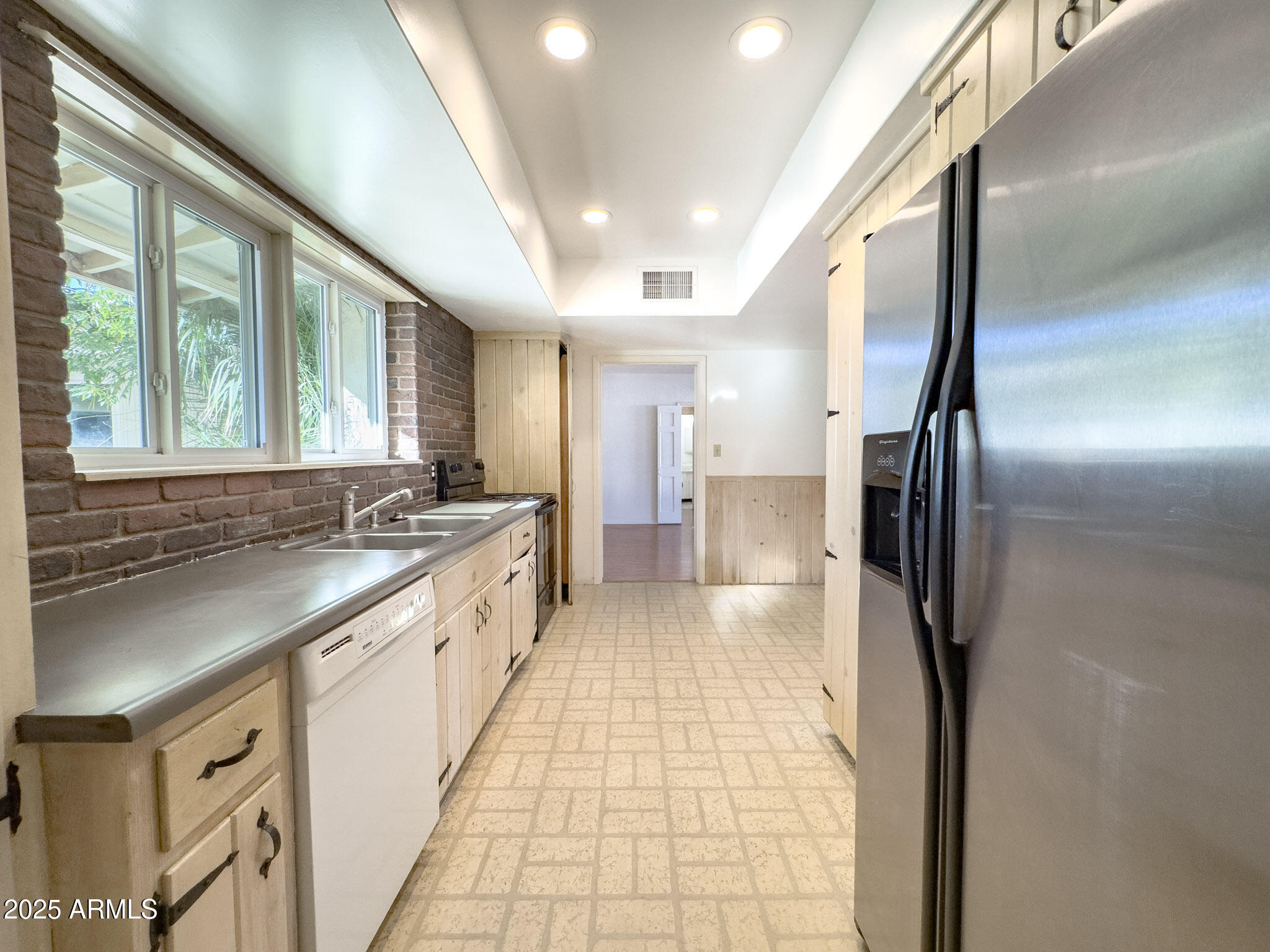 41 East Myrtle Avenue Phoenix, AZ 85020 - Photo 12 of 37 a large kitchen with a large window
