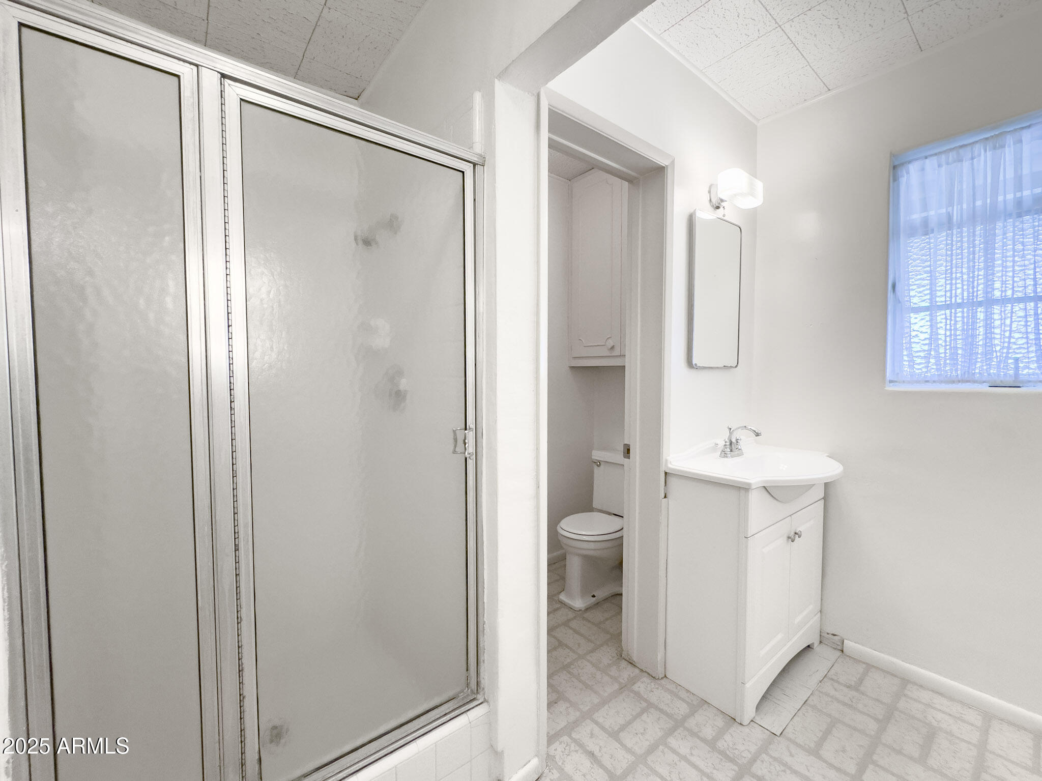41 East Myrtle Avenue Phoenix, AZ 85020 - Photo 15 of 37 a bathroom with a granite countertop sink toilet and shower