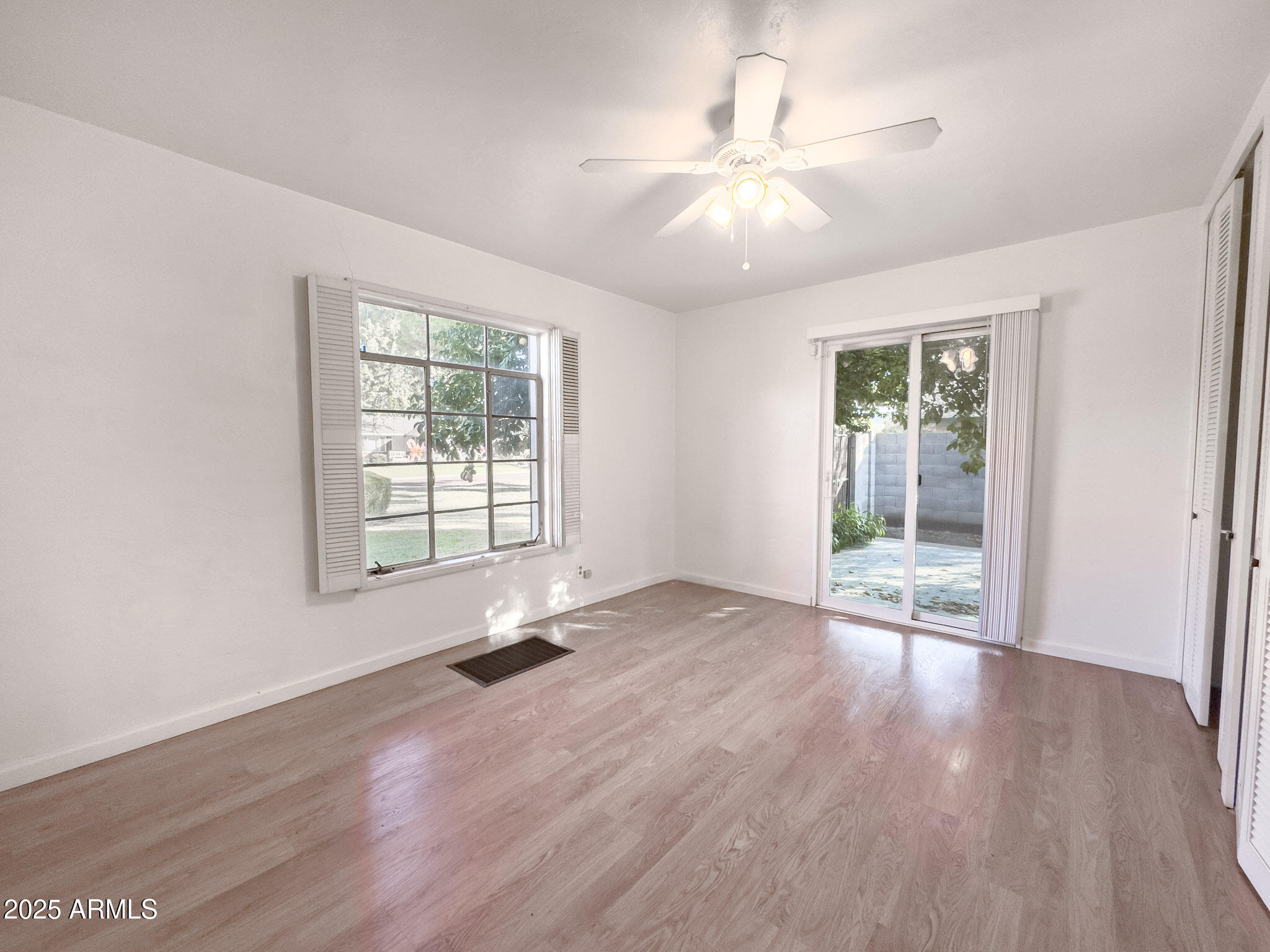 41 East Myrtle Avenue Phoenix, AZ 85020 - Photo 16 of 37 a view of an empty room with wooden floor and a window