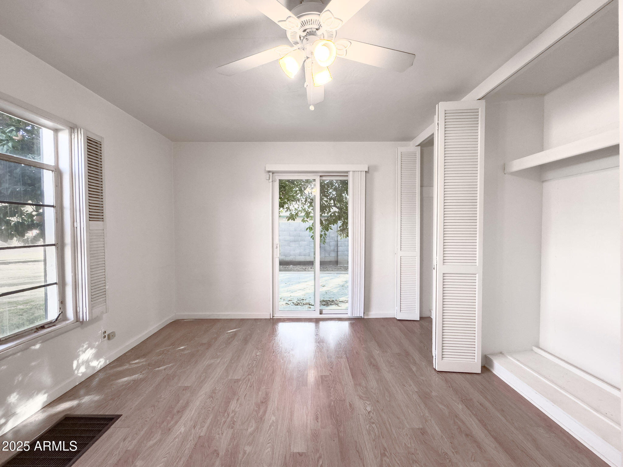 41 East Myrtle Avenue Phoenix, AZ 85020 - Photo 17 of 37 wooden floor in an empty room with a window