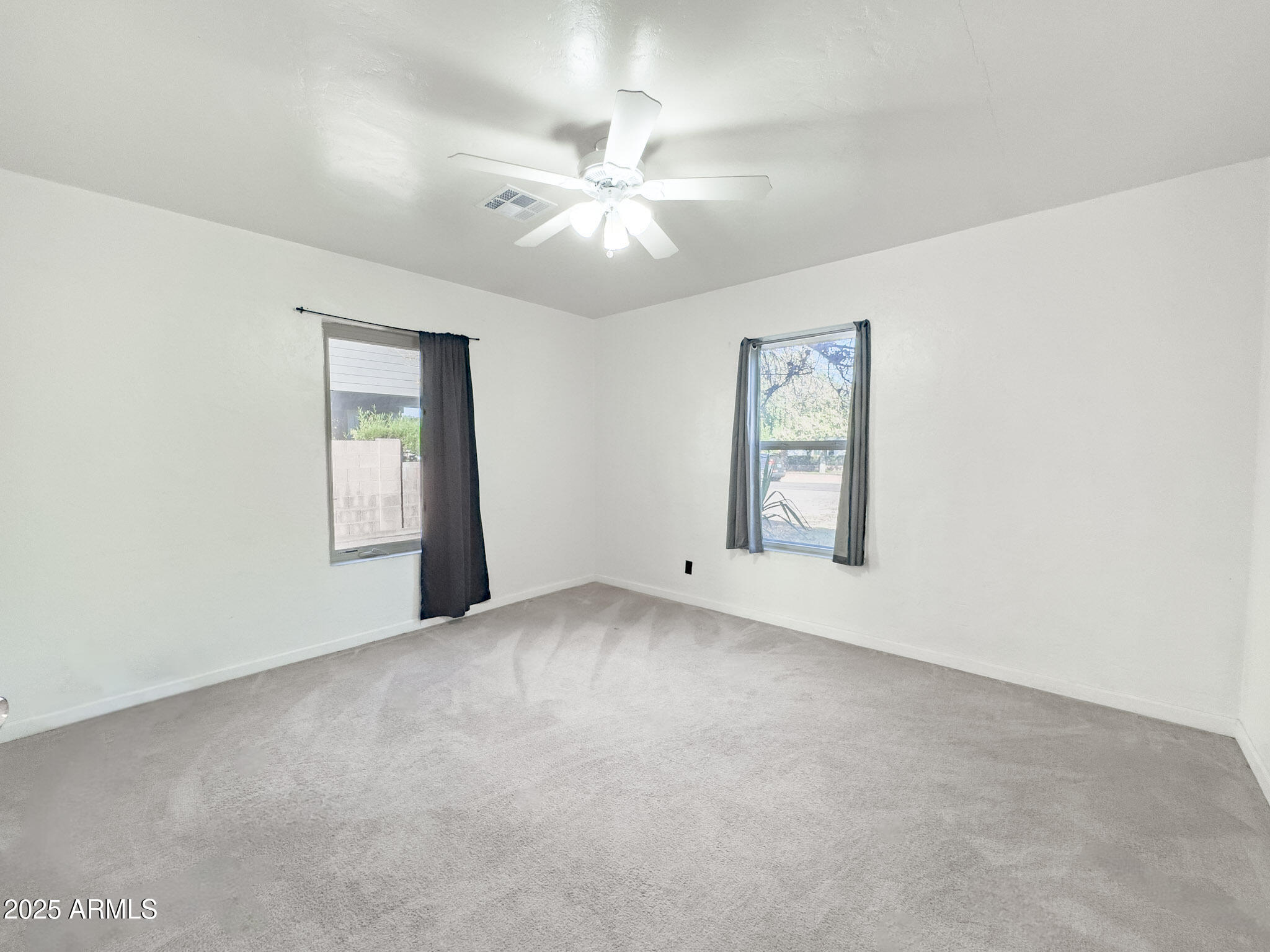 41 East Myrtle Avenue Phoenix, AZ 85020 - Photo 22 of 37 an empty room with windows and fan