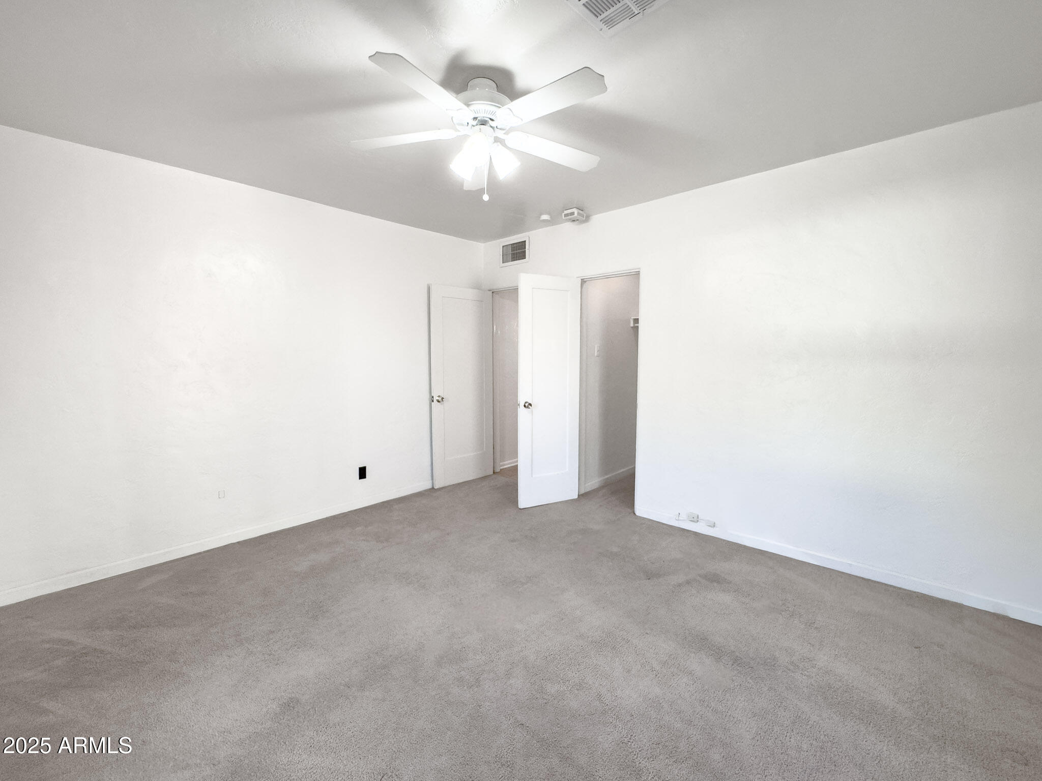 41 East Myrtle Avenue Phoenix, AZ 85020 - Photo 23 of 37 an empty room with chandelier fan