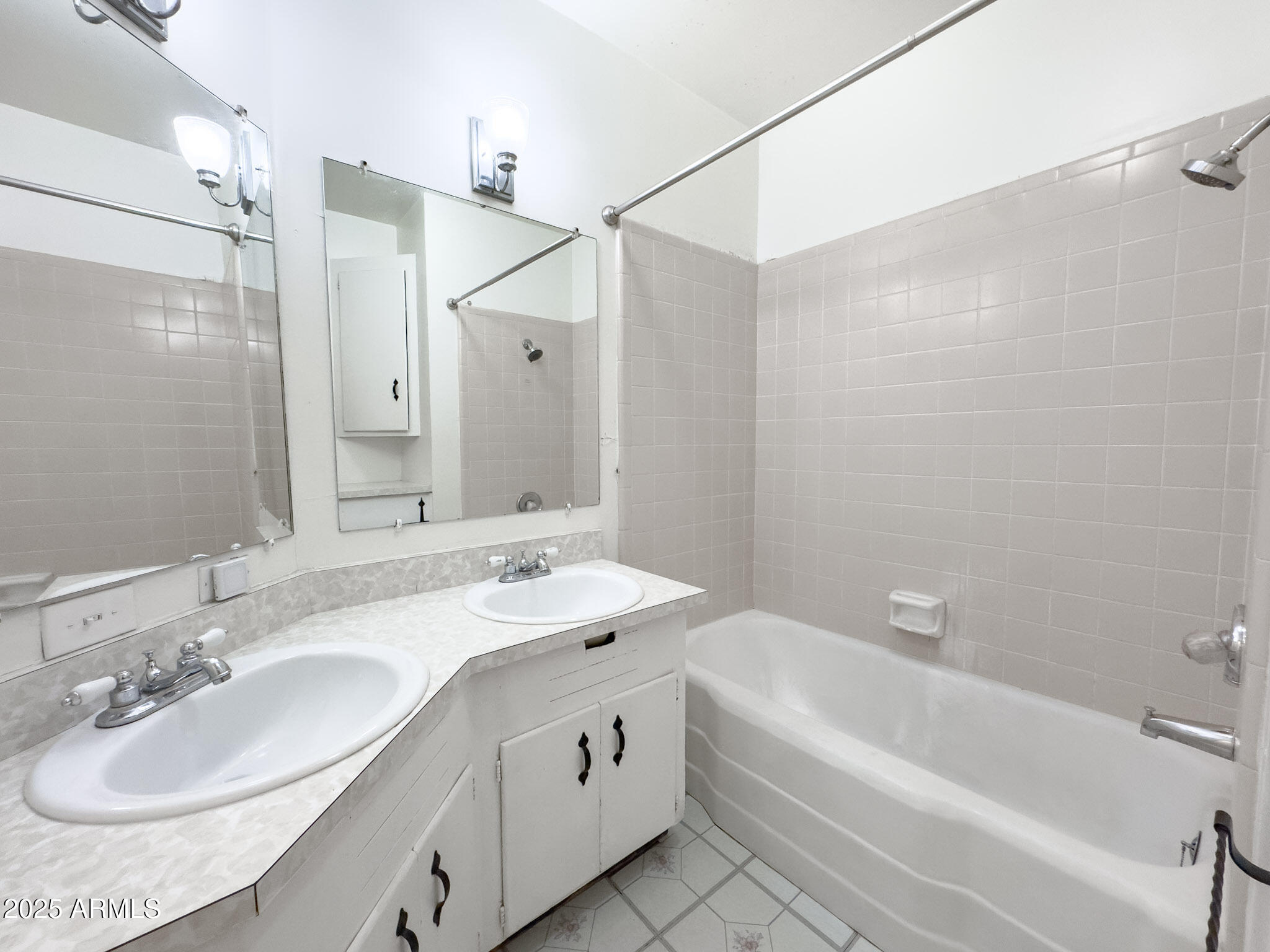 41 East Myrtle Avenue Phoenix, AZ 85020 - Photo 24 of 37 a bathroom with a double vanity sink mirror double and bathtub