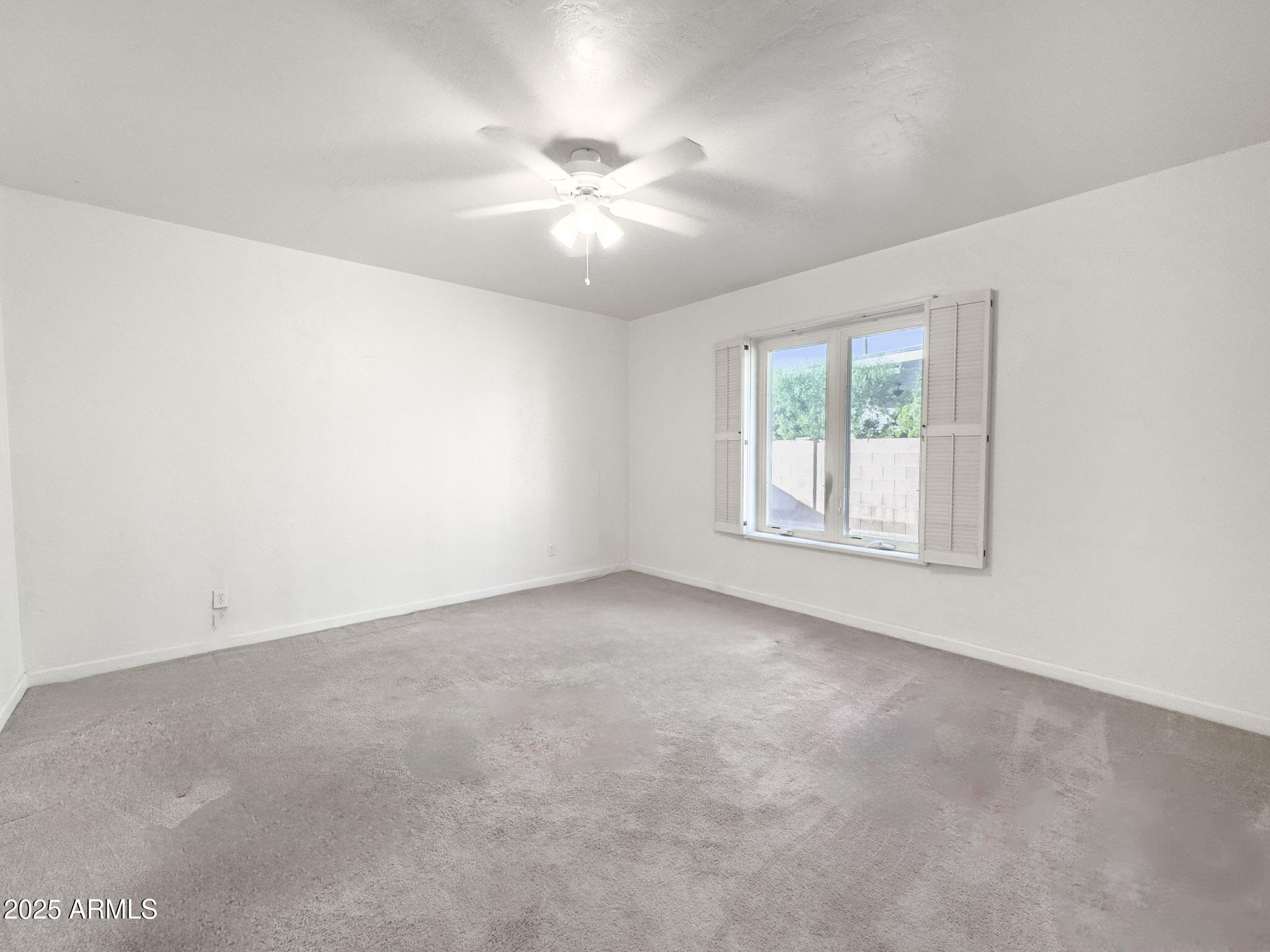 41 East Myrtle Avenue Phoenix, AZ 85020 - Photo 26 of 37 an empty room with windows and chandelier fan