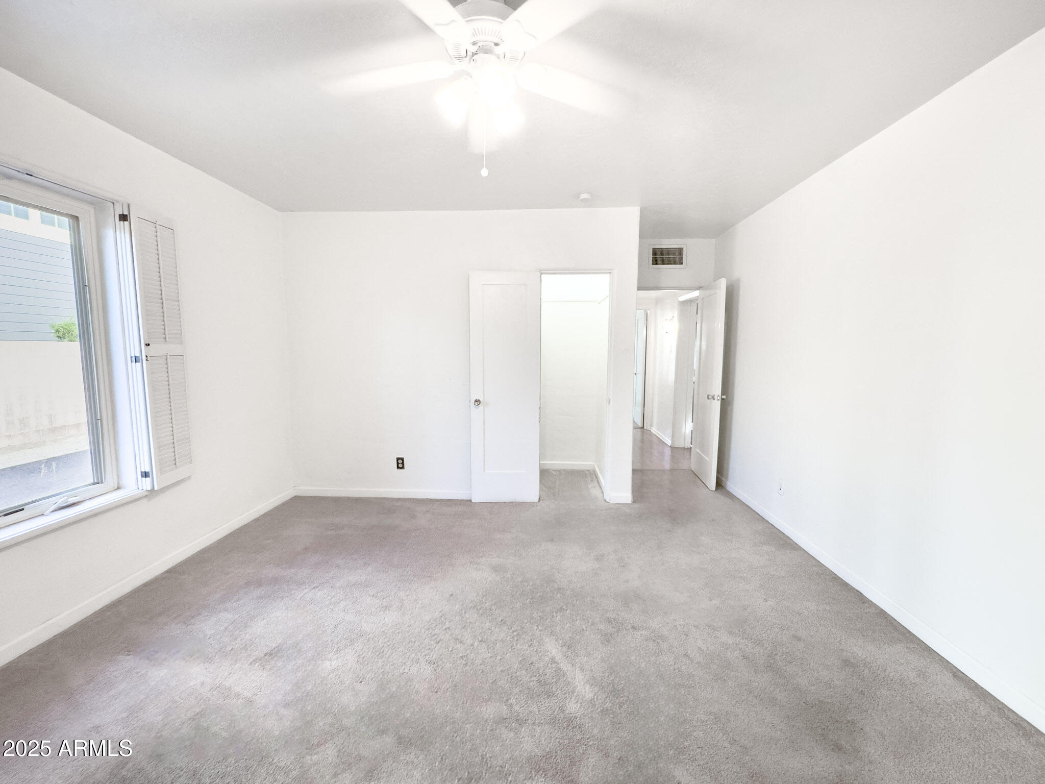 41 East Myrtle Avenue Phoenix, AZ 85020 - Photo 27 of 37 a view of an empty room with a window