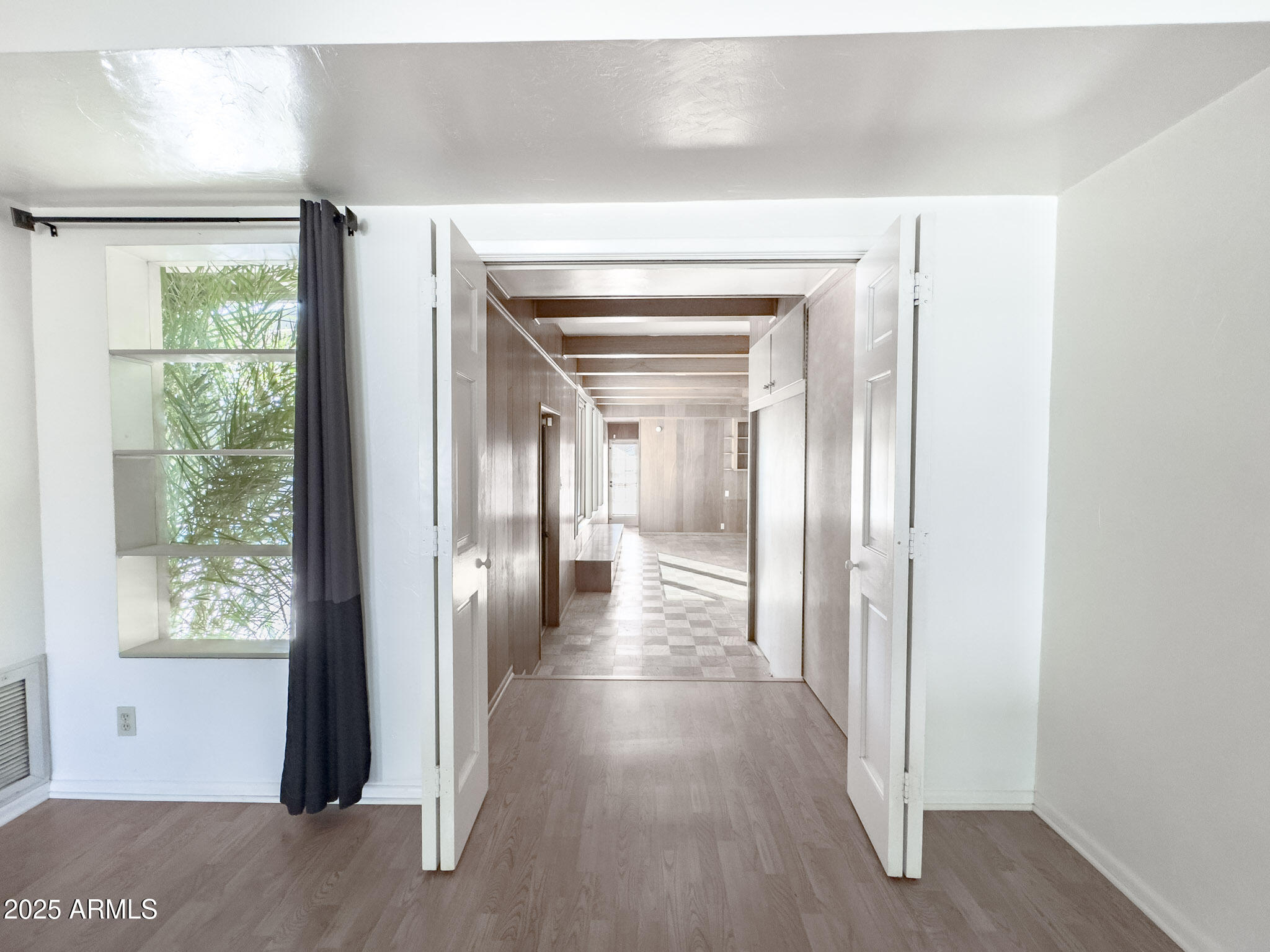 41 East Myrtle Avenue Phoenix, AZ 85020 - Photo 28 of 37 a view of gallery with wooden floor