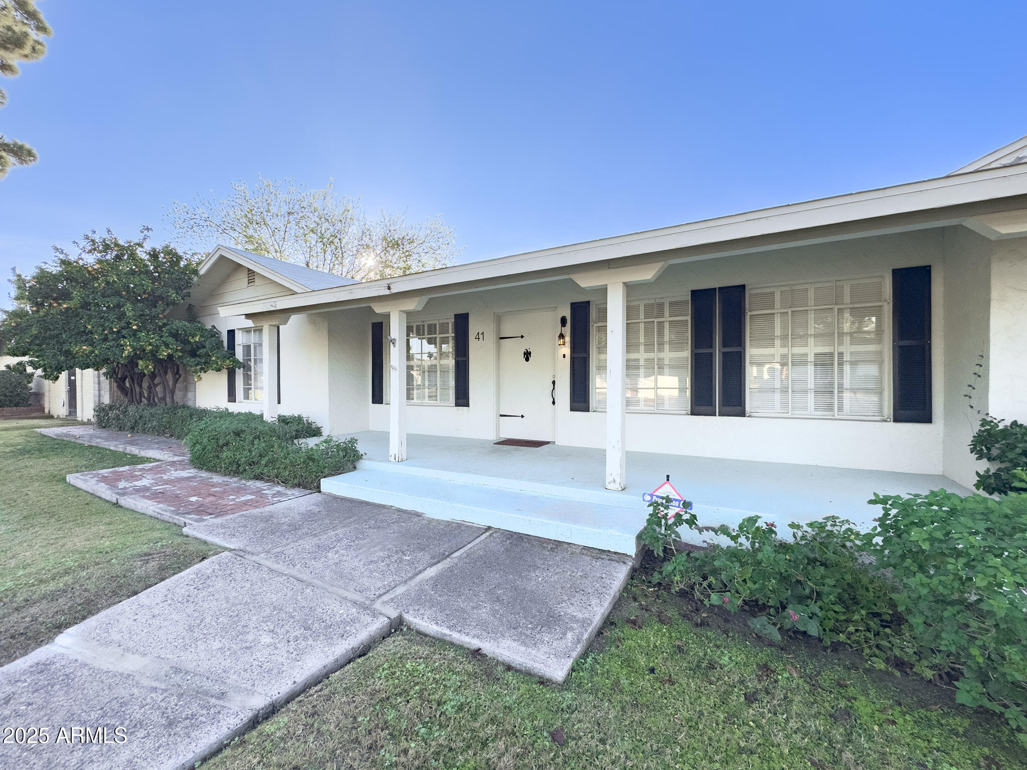 41 East Myrtle Avenue Phoenix, AZ 85020 - Photo 2 of 37 front view of a house with a yard
