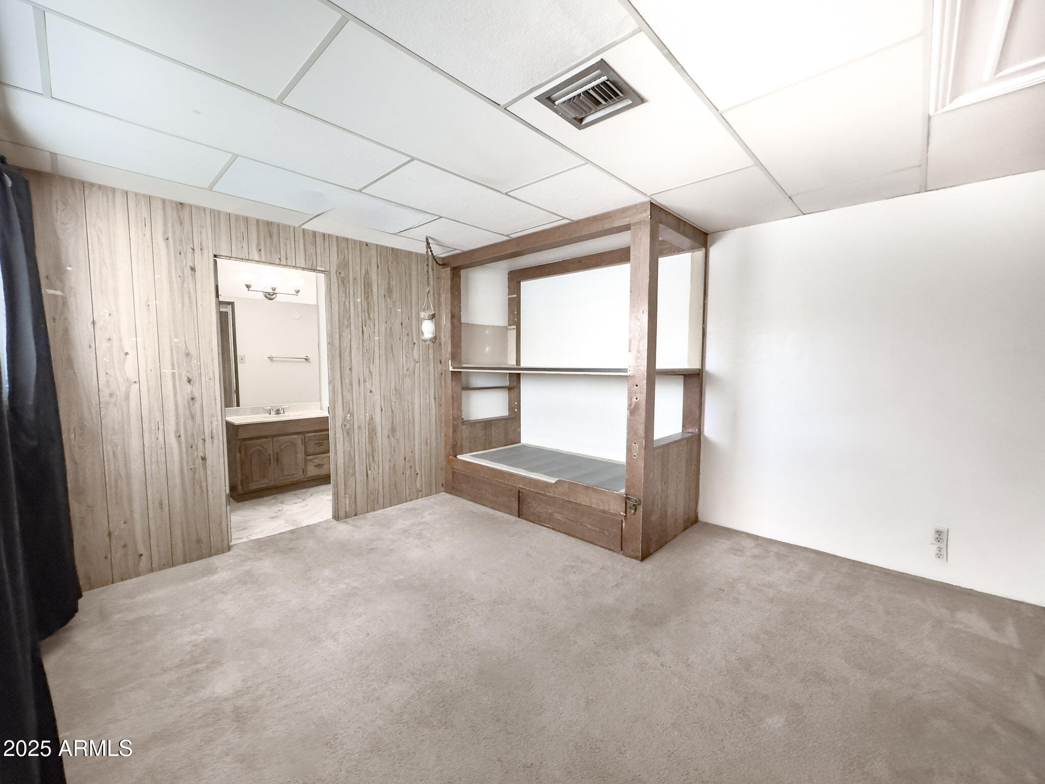 41 East Myrtle Avenue Phoenix, AZ 85020 - Photo 32 of 37 a room with a bed and window