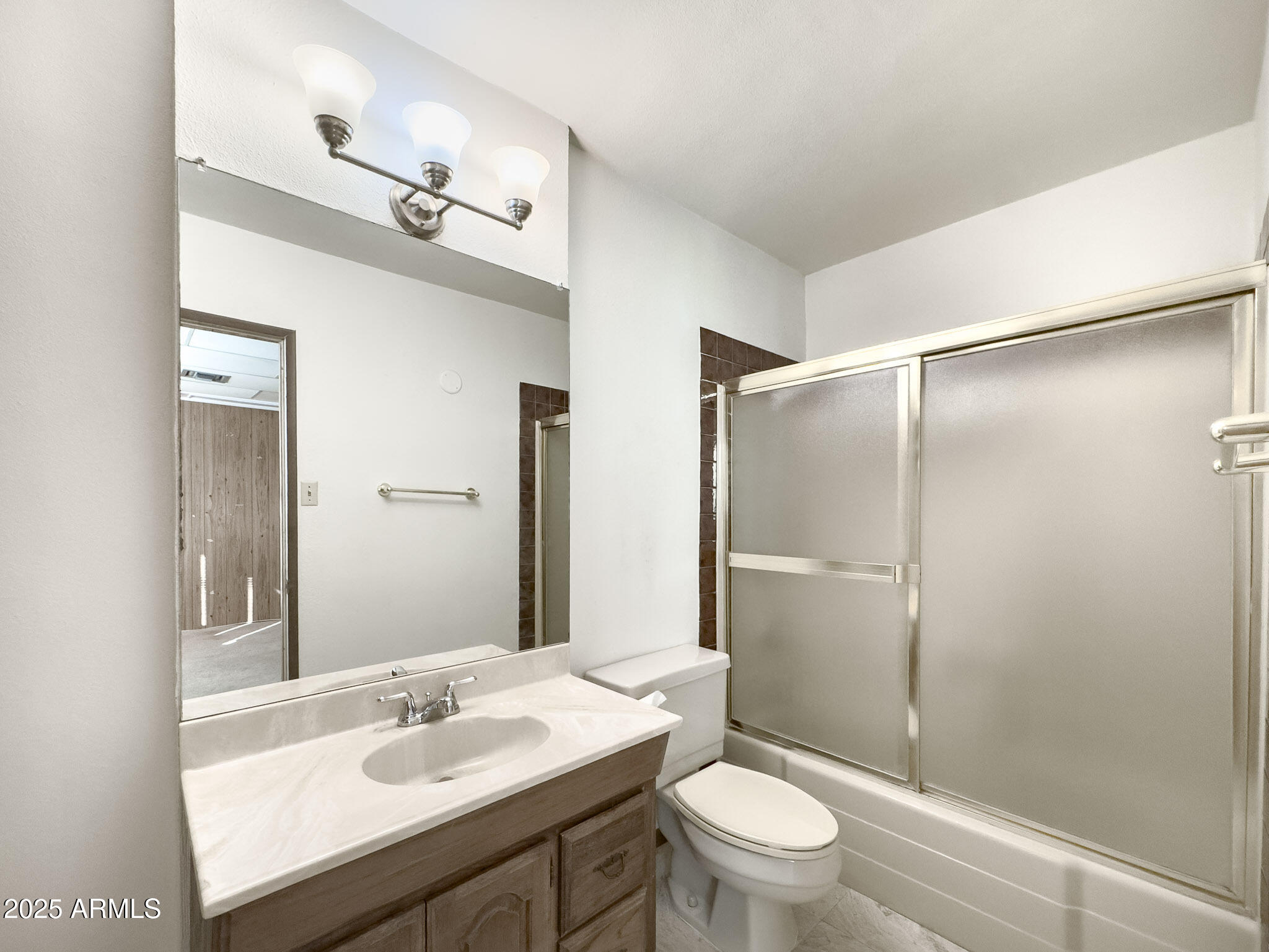 41 East Myrtle Avenue Phoenix, AZ 85020 - Photo 33 of 37 a bathroom with a sink a toilet and shower