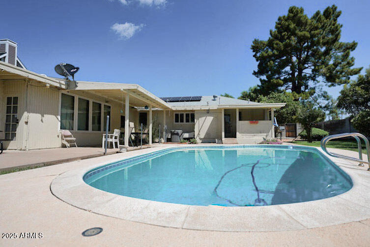 41 East Myrtle Avenue Phoenix, AZ 85020 - Photo 36 of 37 a view of a house with swimming pool and sitting area
