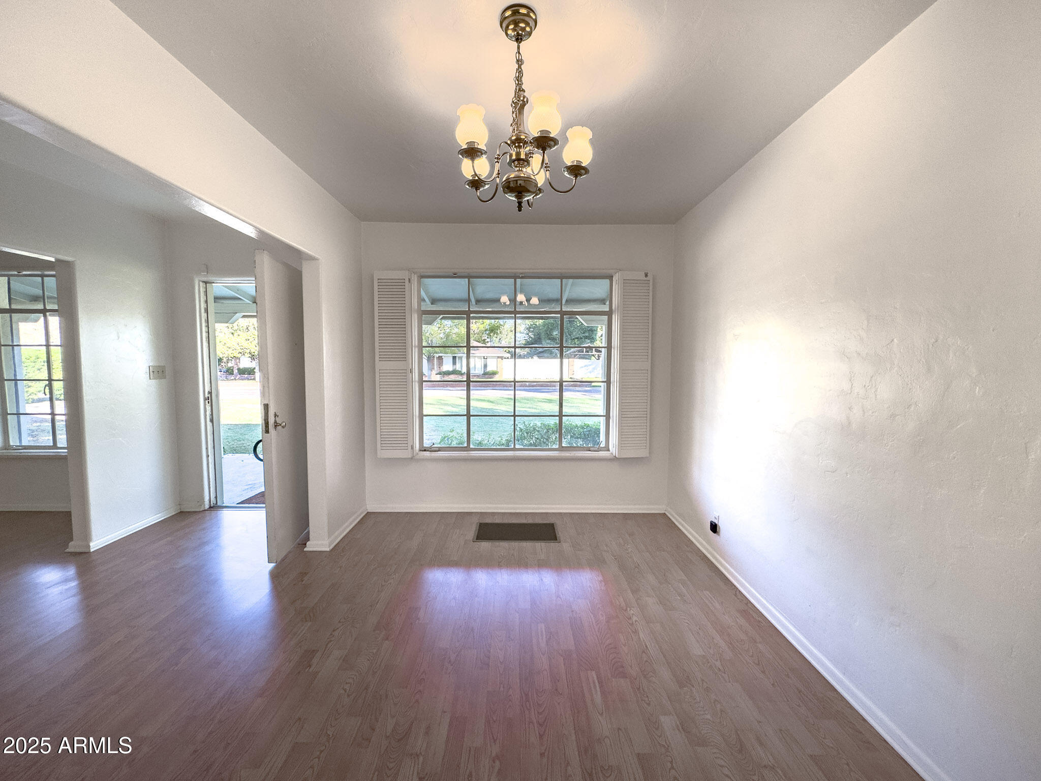 41 East Myrtle Avenue Phoenix, AZ 85020 - Photo 9 of 37 a view of an empty room with wooden floor and a window