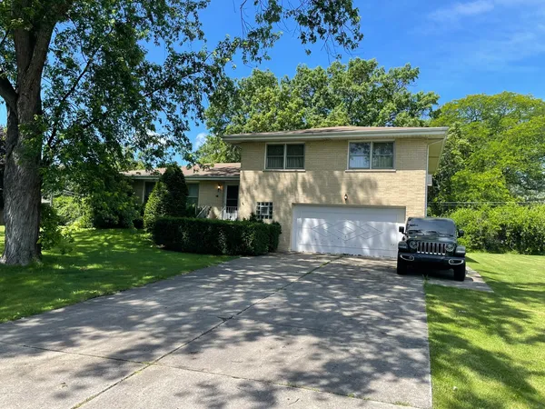 $380,000 | 10 East Leon Lane, Prospect Heights, IL 60070
