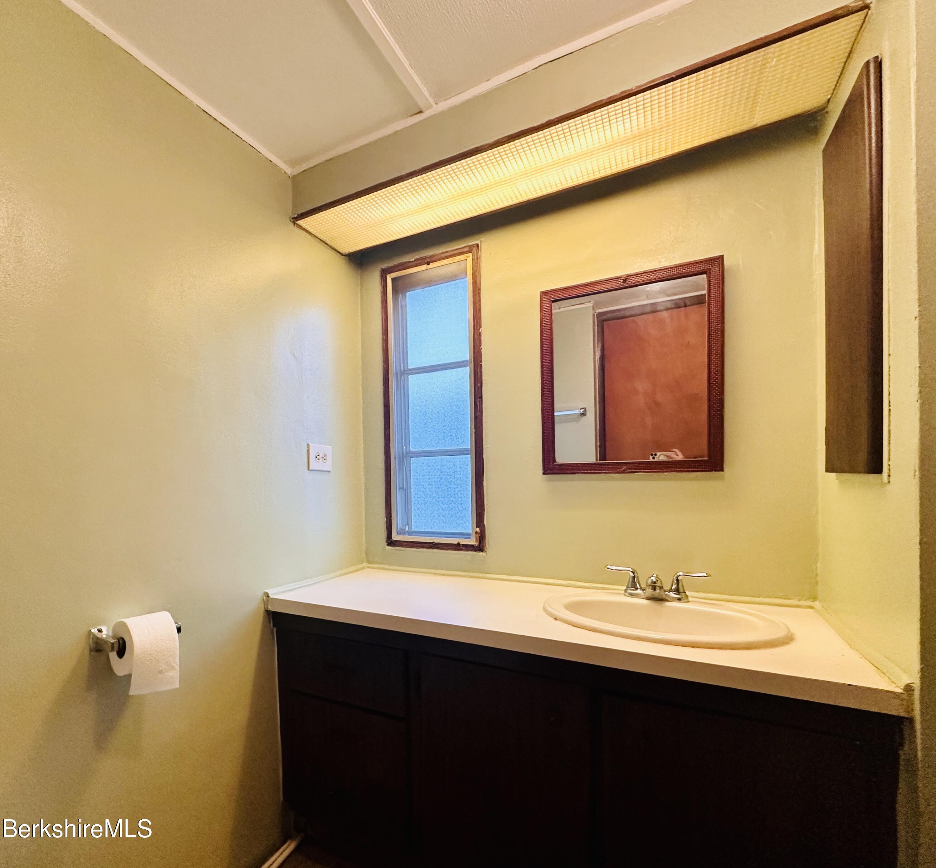 405 Pittsfield Lenox Road, Unit E6 Lenox, MA 01240 - Photo 14 of 23 bathroom