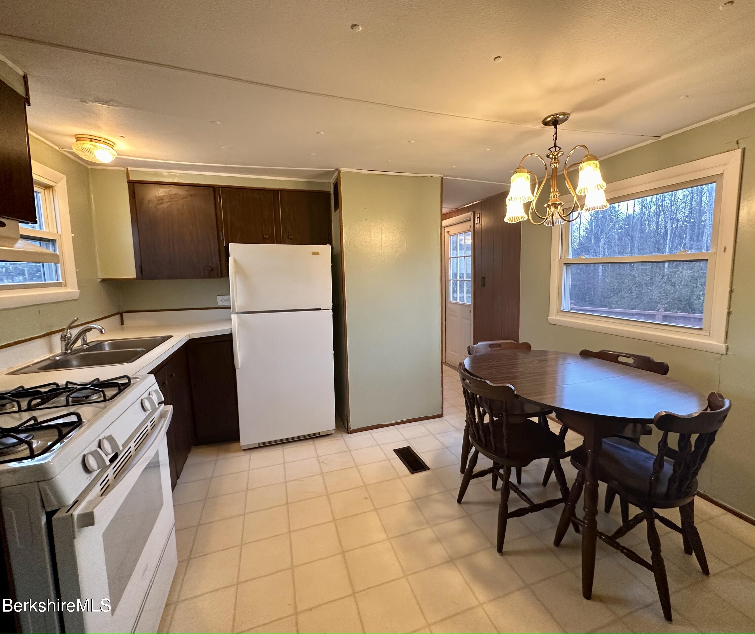 405 Pittsfield Lenox Road, Unit E6 Lenox, MA 01240 - Photo 8 of 23 kitchen