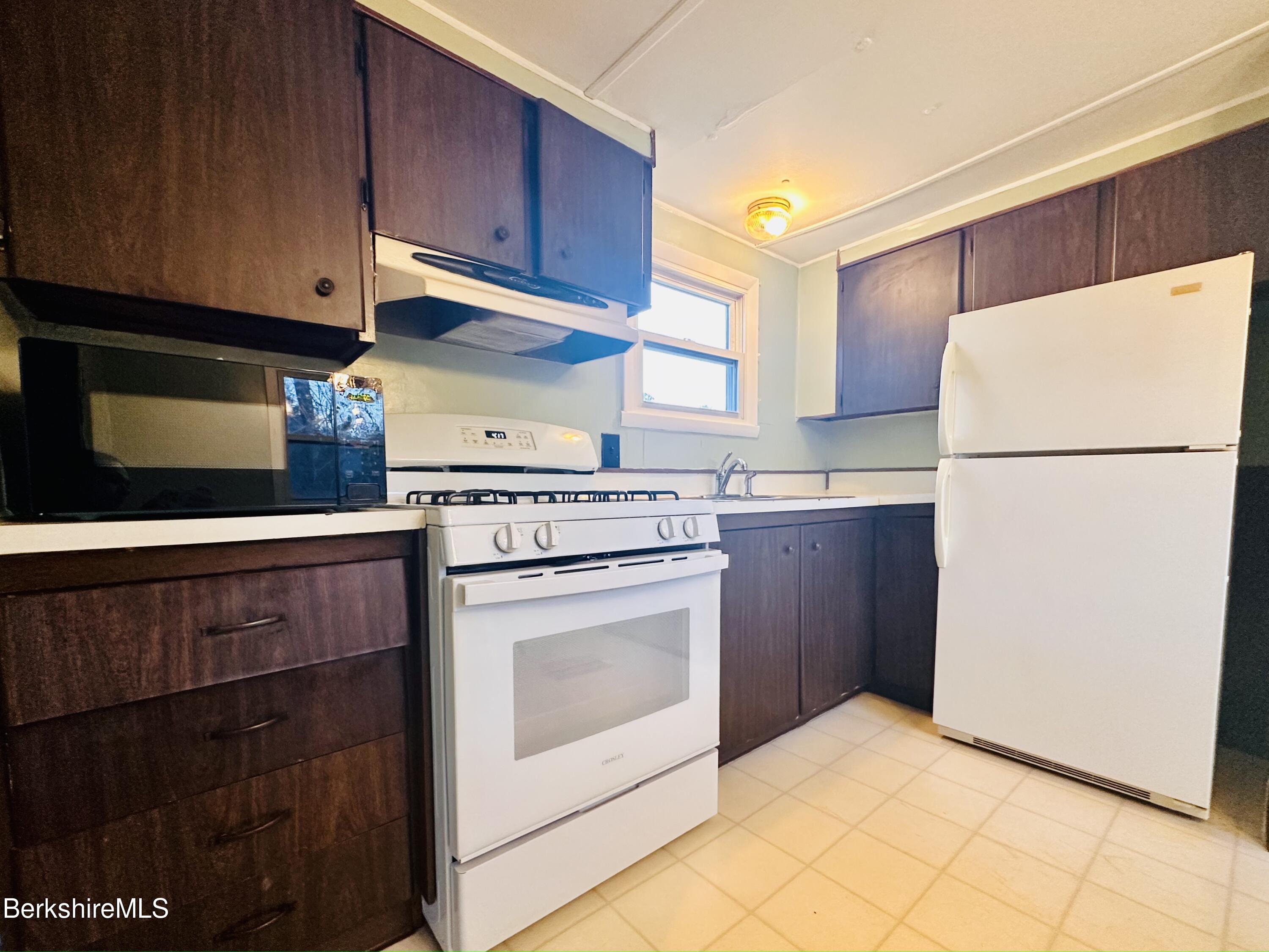 405 Pittsfield Lenox Road, Unit E6 Lenox, MA 01240 - Photo 9 of 23 kitchen