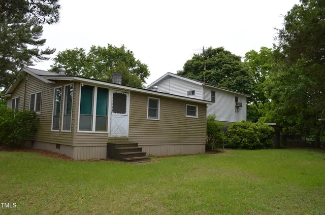 a view of house with backyard