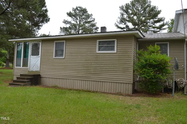 a view of a house with a backyard