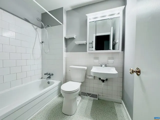 $1,950 | 2434 Arlington Boulevard, Unit D3, Charlottesville, VA 22903