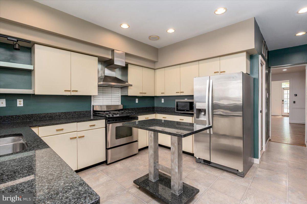 1450 Riverside Avenue Baltimore, MD 21230 - Photo 11 of 38 Kitchen