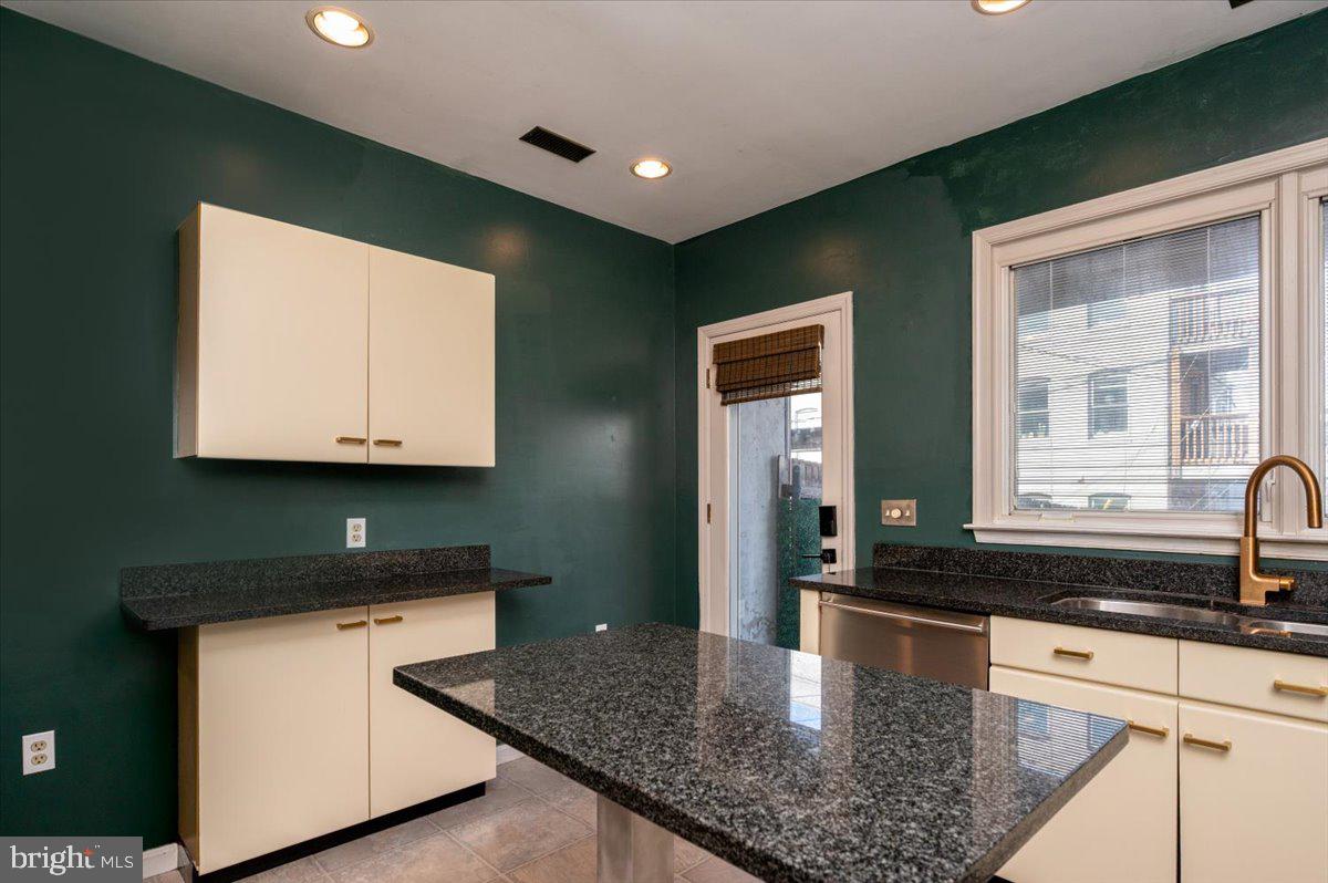 1450 Riverside Avenue Baltimore, MD 21230 - Photo 12 of 38 Kitchen