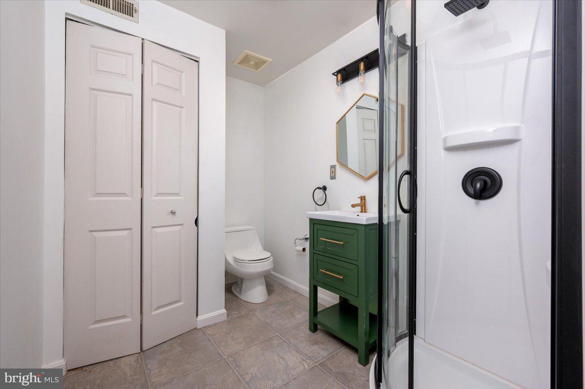 1450 Riverside Avenue Baltimore, MD 21230 - Photo 13 of 38 Main floor full bath