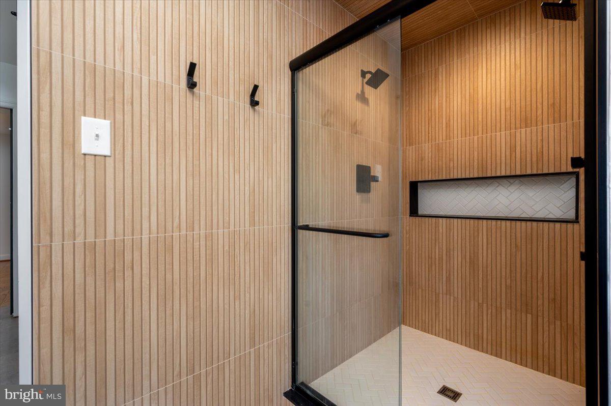 1450 Riverside Avenue Baltimore, MD 21230 - Photo 23 of 38 Primary shower