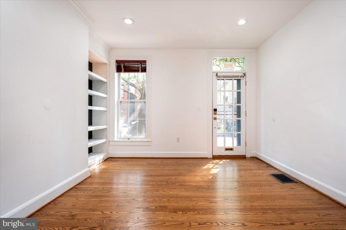 1450 Riverside Avenue Baltimore, MD 21230 - Photo 6 of 38 Living area
