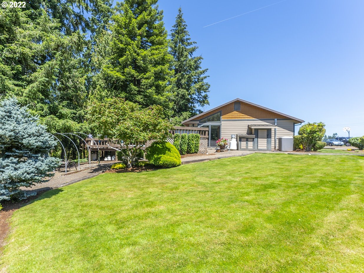 6562 South Zimmerman Road Aurora, OR 97002 - Photo 2 of 31 a front view of a house with yard and green space