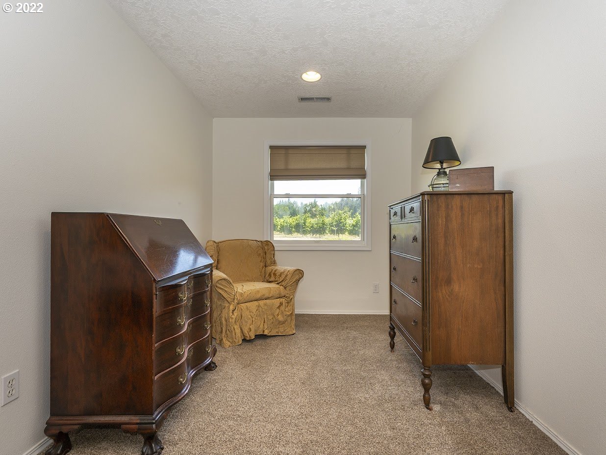 6562 South Zimmerman Road Aurora, OR 97002 - Photo 22 of 31 a workspace with furniture and window