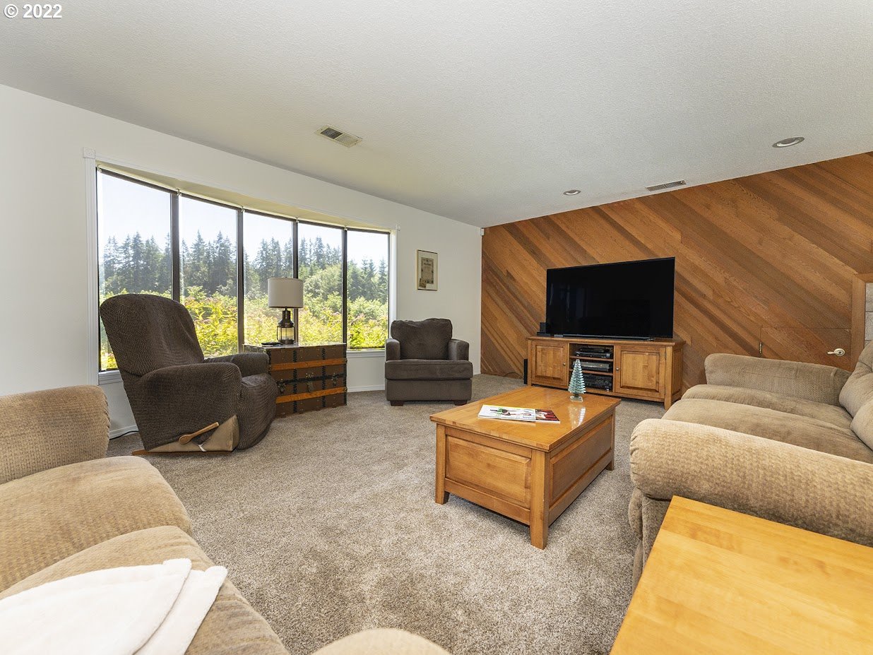 6562 South Zimmerman Road Aurora, OR 97002 - Photo 10 of 31 a living room with furniture and a flat screen tv