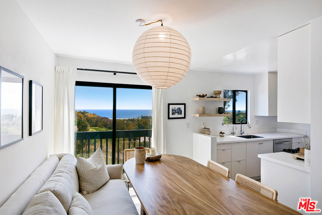29239 Heathercliff Road, Unit 4 Malibu, CA 90265 - Photo 1 of 13
