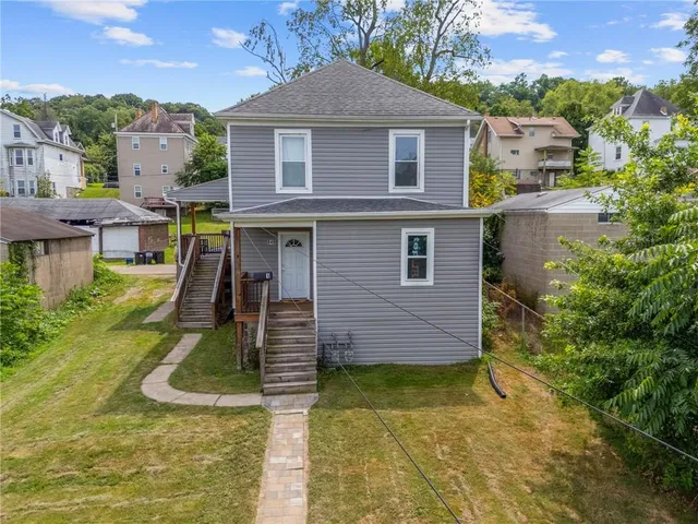 a view of a house with a yard