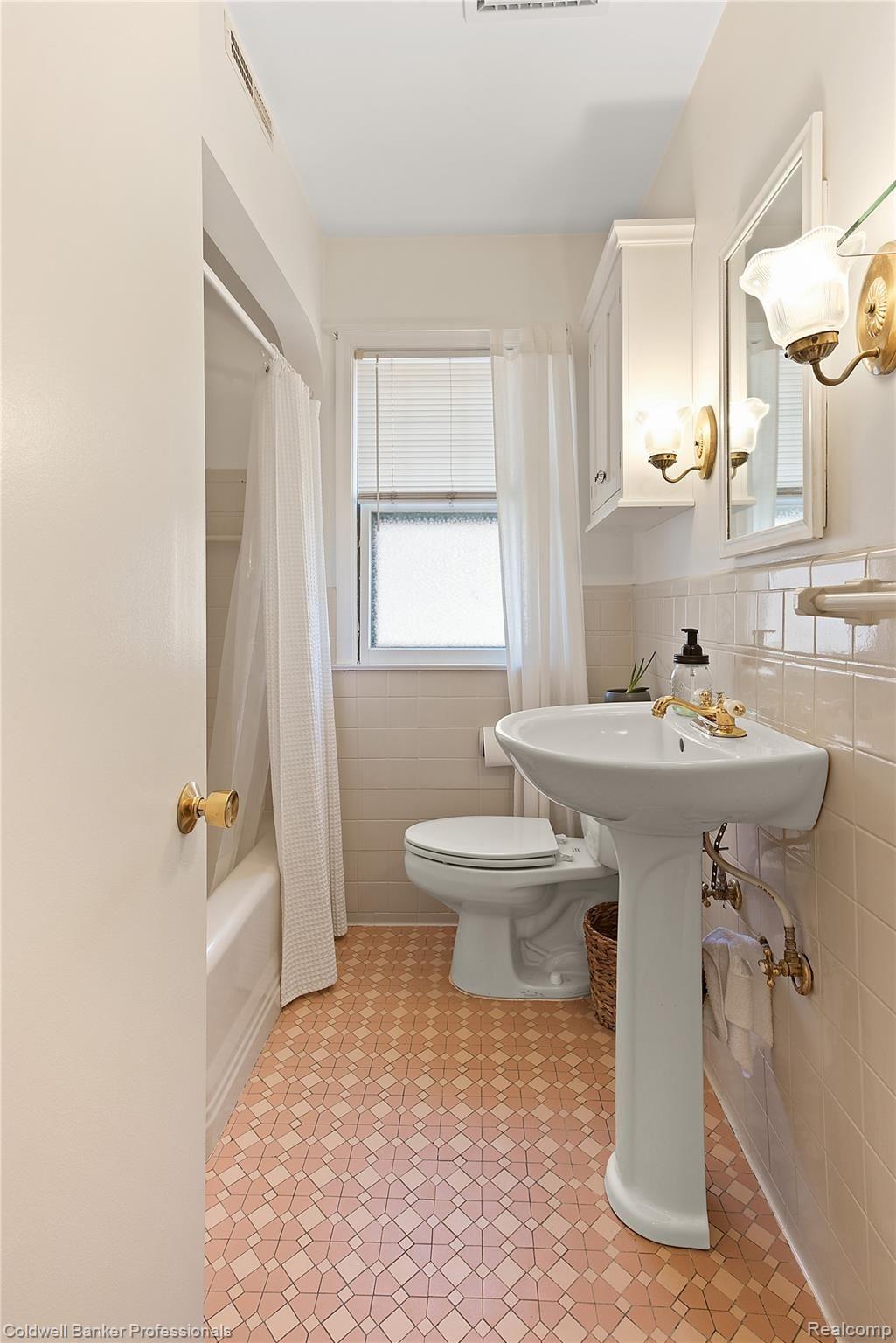 1321 Franklin Road Berkley, MI 48072 - Photo 15 of 26 2021 1321 Franklin Berkley 0524.jpg