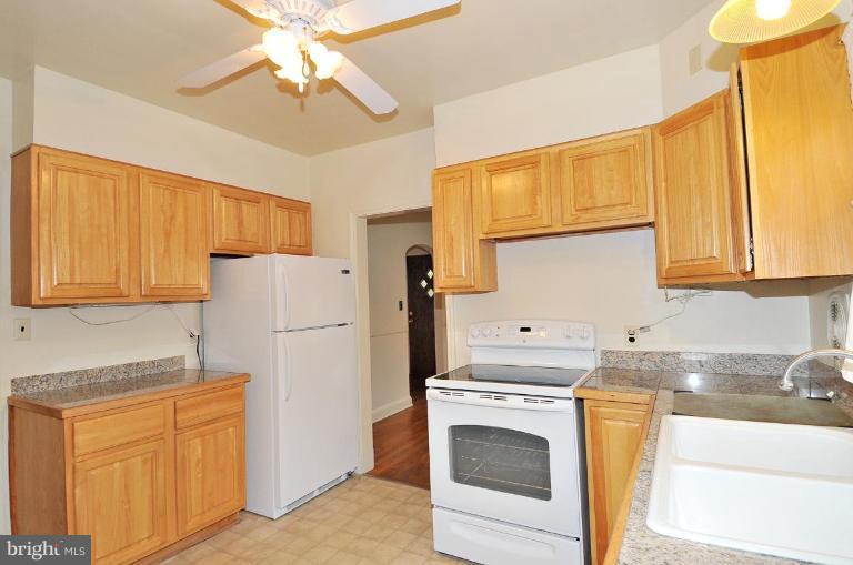 415 Kensington Road Baltimore, MD 21229 - Photo 4 of 16 Kitchen