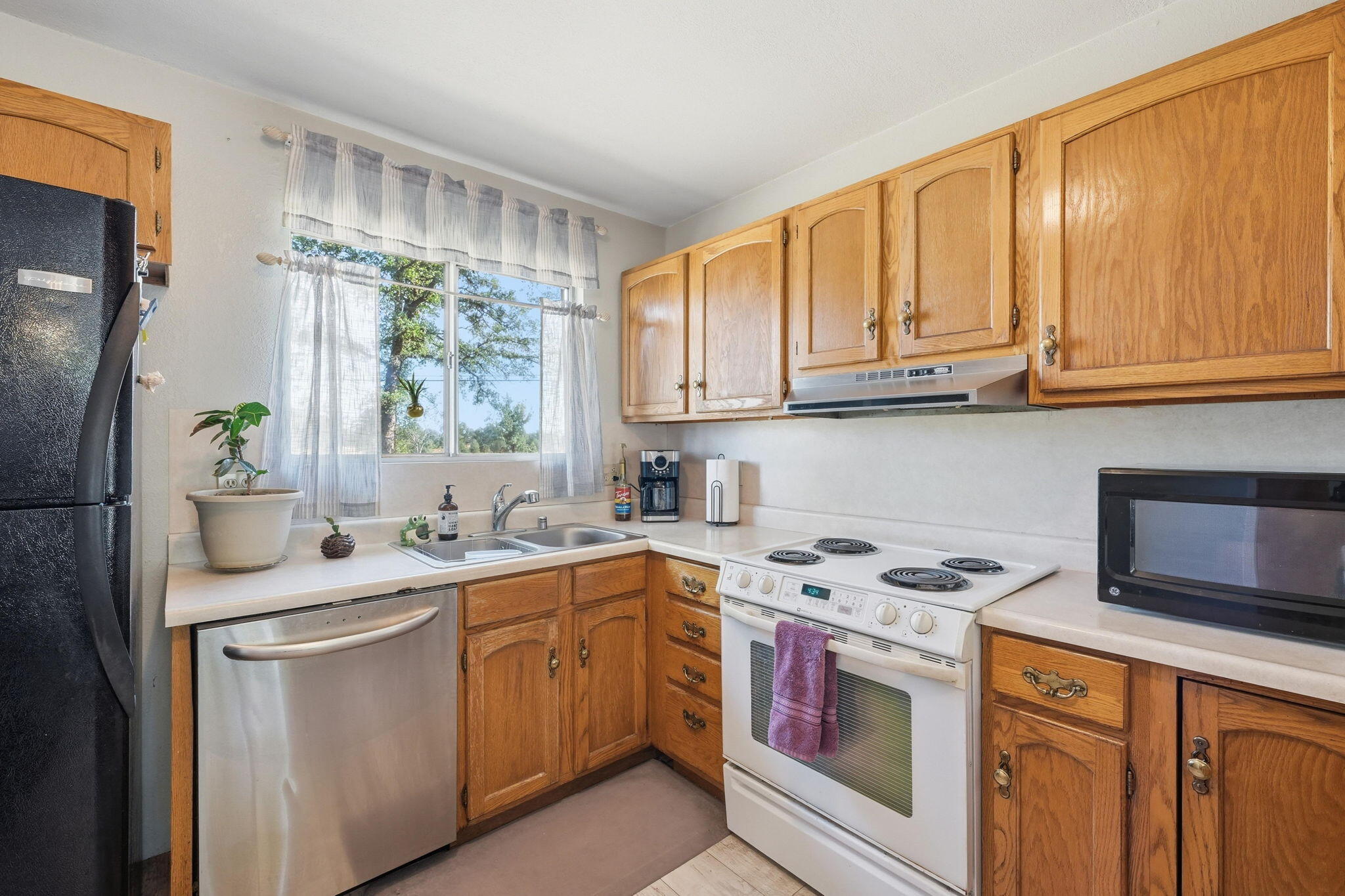22189 Old Alturas Road Redding, CA 96003 - Photo 27 of 70 a kitchen with stainless steel appliances granite countertop a sink stove and cabinets
