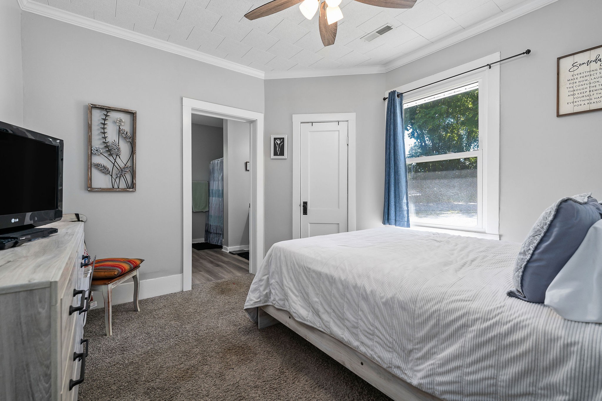 412 3rd Avenue North Baxter, TN 38544 - Photo 18 of 32 a bedroom with a bed and a flat screen tv