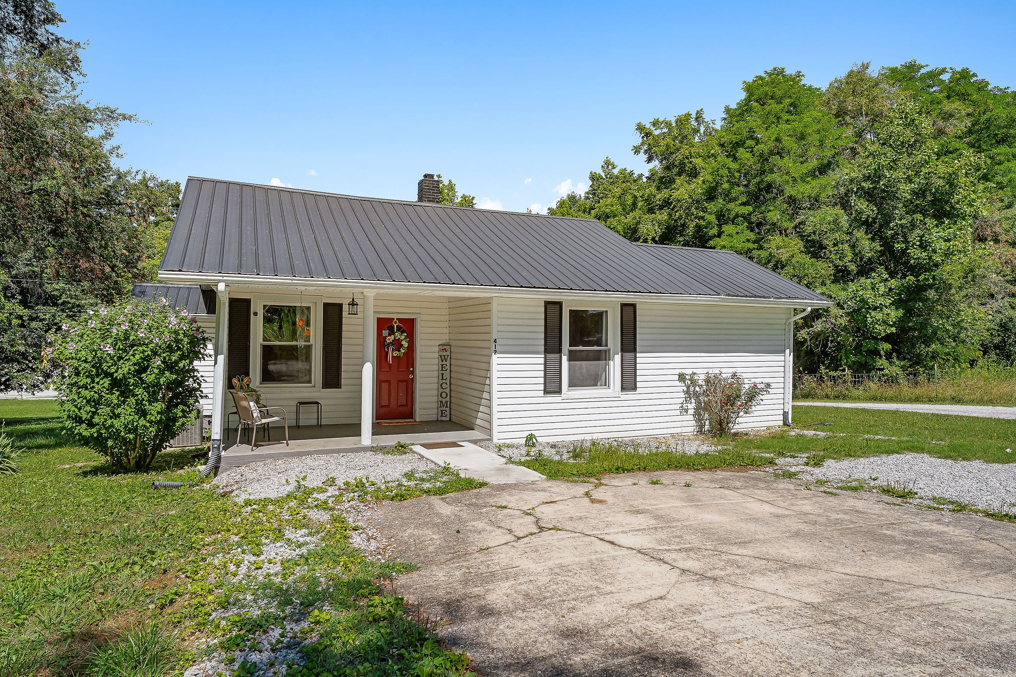 412 3rd Avenue North Baxter, TN 38544 - Photo 2 of 32 a front view of a house with garden