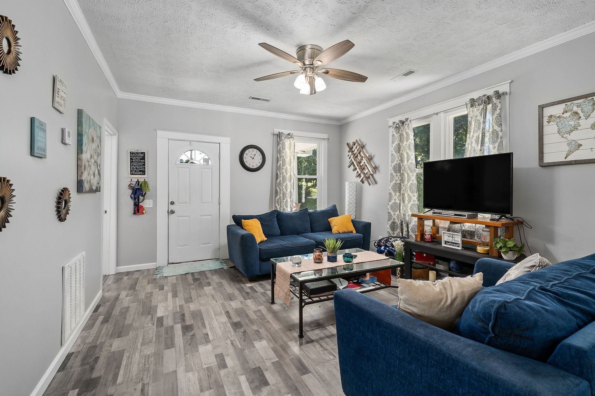 412 3rd Avenue North Baxter, TN 38544 - Photo 5 of 32 a living room with furniture and a flat screen tv