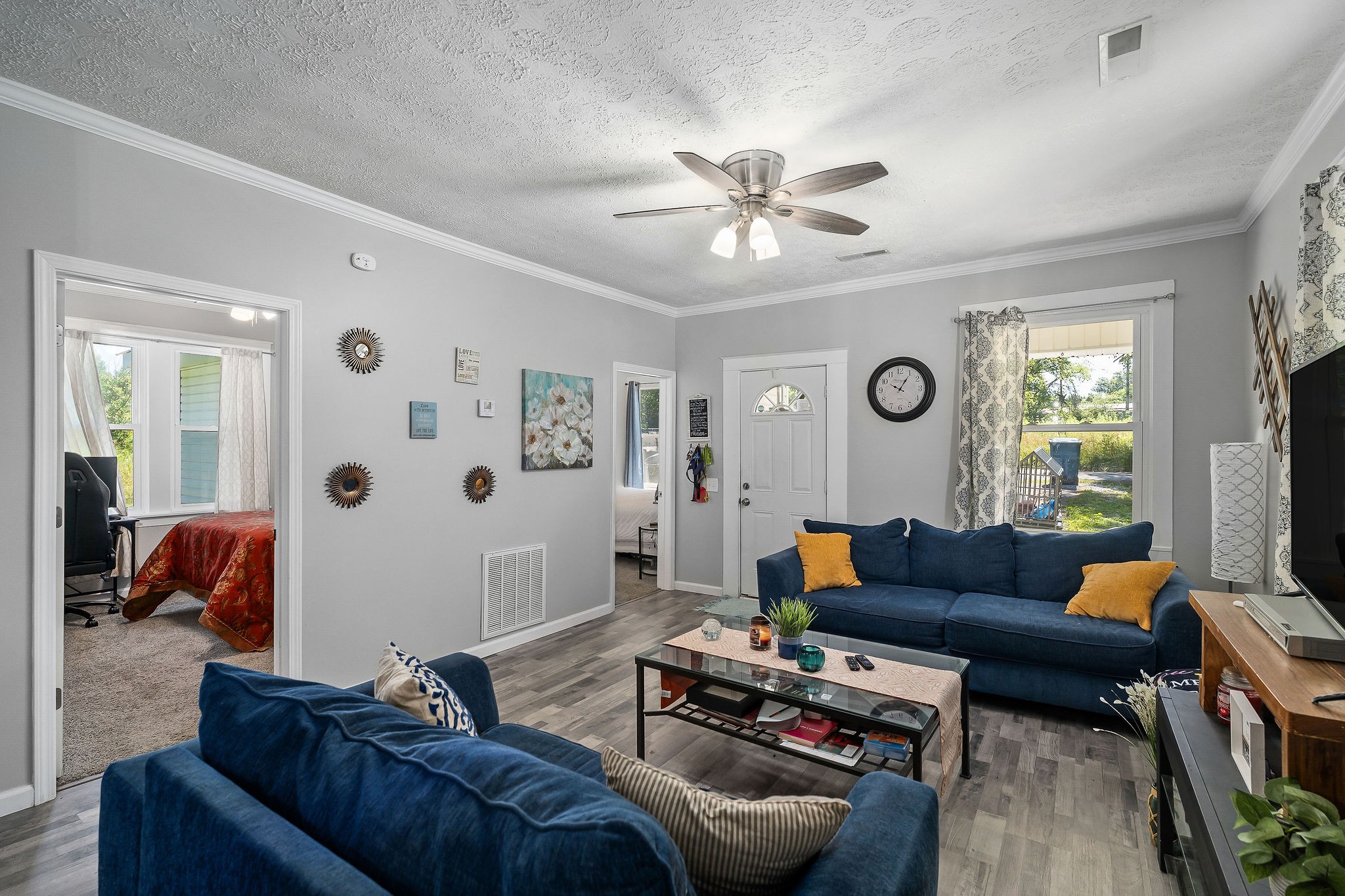412 3rd Avenue North Baxter, TN 38544 - Photo 6 of 32 a living room with furniture and a large window