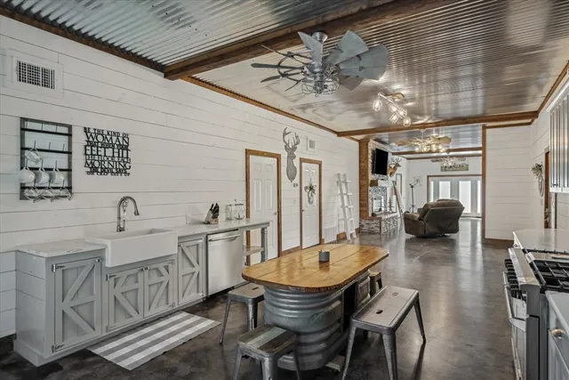 $1,949,900 | 902 County Road 3710, Edgewood, TX 75117